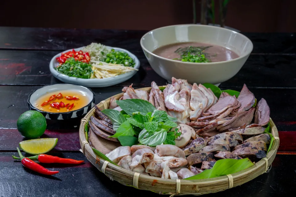 Bếp đang nấu món cho khách